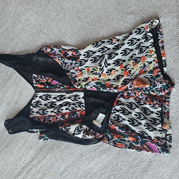 Rubber Ducky Medium Large NWT Floral Print Sleeveless V-neck Romper Pockets - Picture 4 of 5